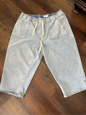Lane Bryant Light Blue Knit Denim Relaxed HIGH RISE PULL ON CAPRIS